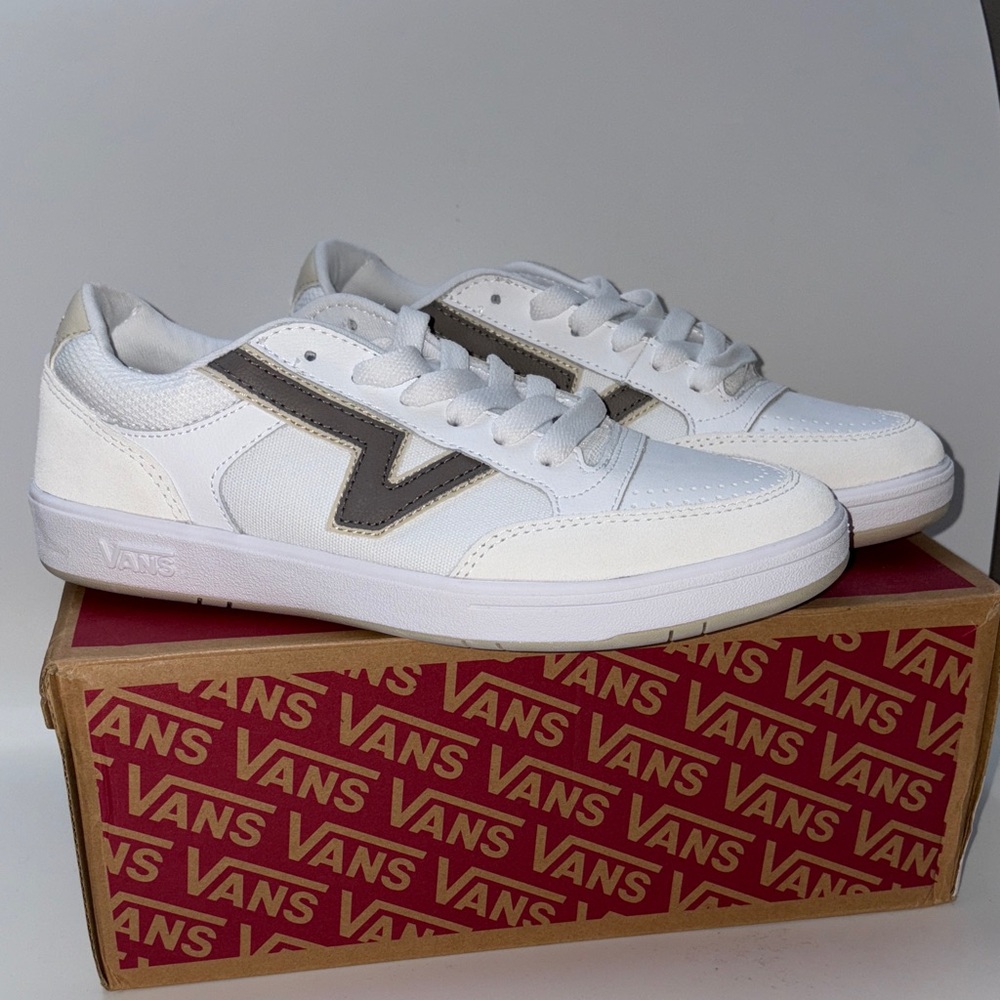 Vans Men's & women White and Brown Sneakers Men’s size 7 Women’s size 8.5